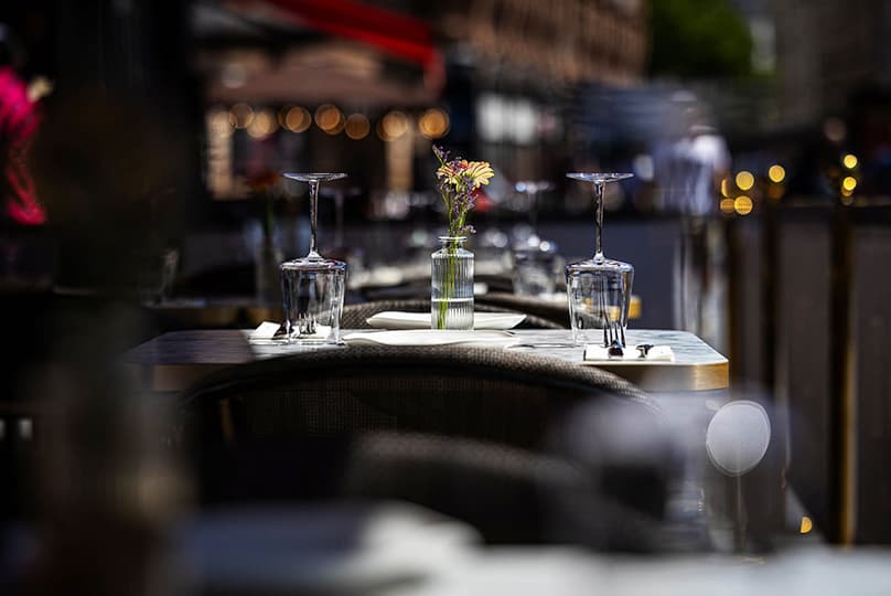 Restaurant ambiance and lighting
